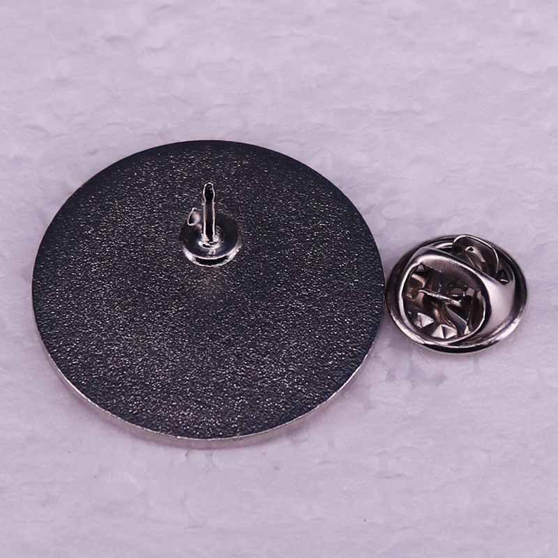 1 pin de esmalte con la frase  - Tech Accessories To Gift reseña y precio