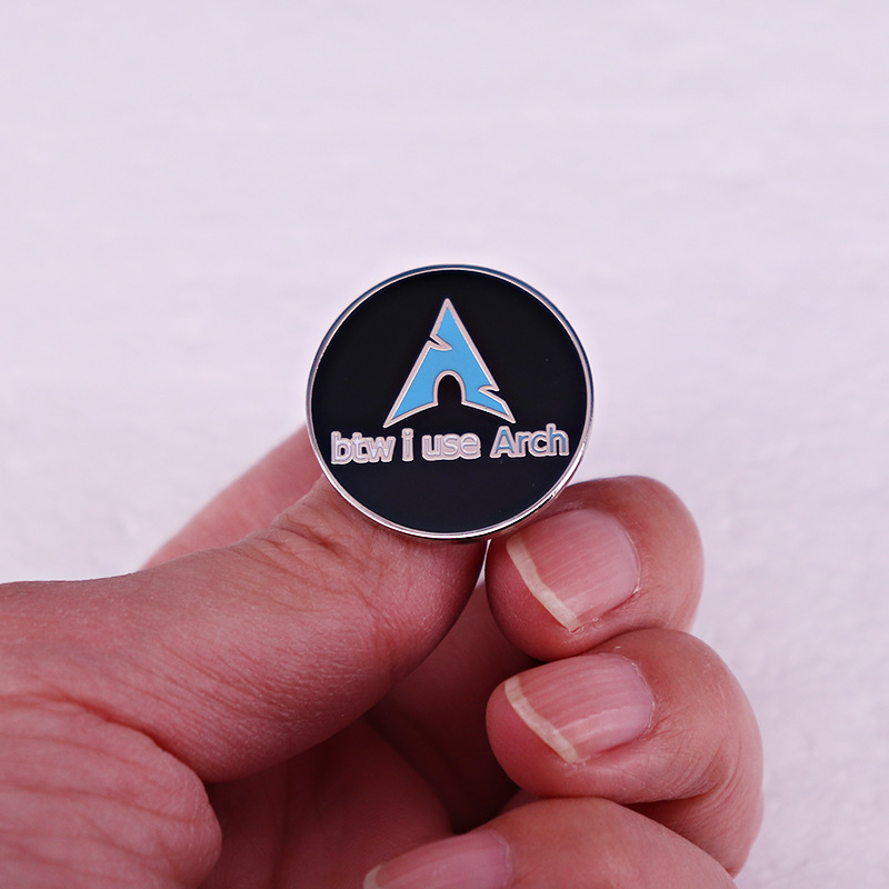 1 pin de esmalte con la frase  - Tech Accessories To Gift reseña y precio